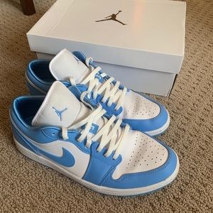 LIKE NEW Air Jordan 1 Low UNC Blue